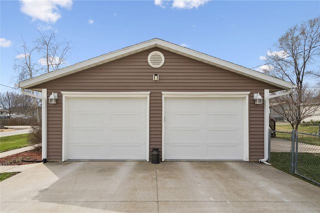 601 E 11th St Street, Vinton, IA 52349