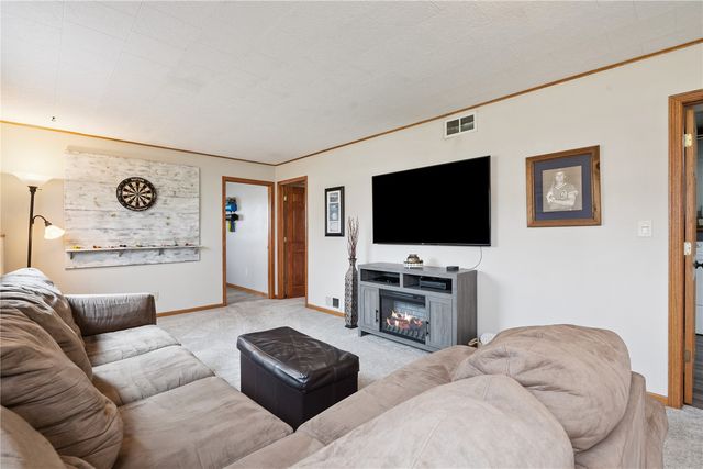 601 E 11th St Street, Vinton, IA 52349