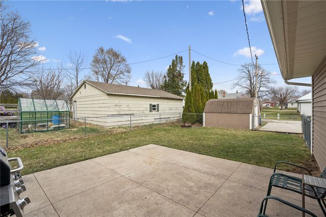 601 E 11th St Street, Vinton, IA 52349