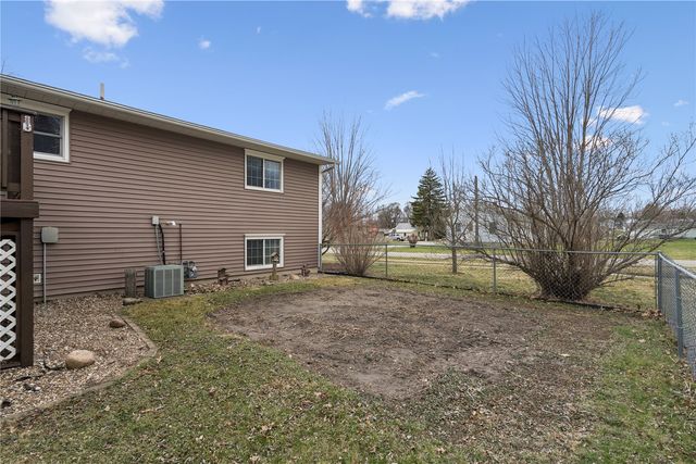 601 E 11th St Street, Vinton, IA 52349