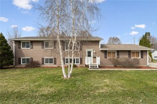 601 E 11th St Street, Vinton, IA 52349