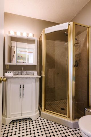 916 E Walnut Street, Springfield, MO 65806