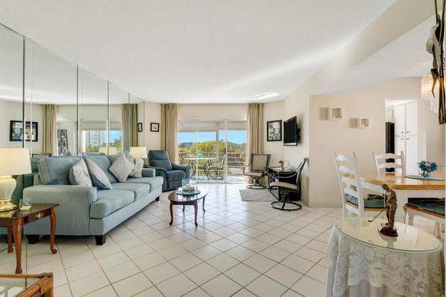 3590 Via Poinciana 416, Lake Worth, FL 33467
