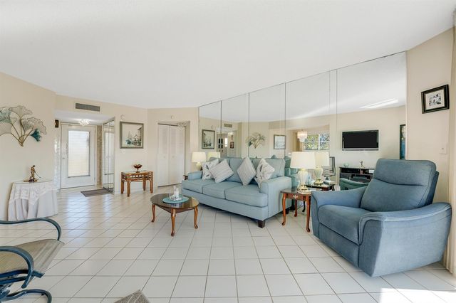 3590 Via Poinciana 416, Lake Worth, FL 33467