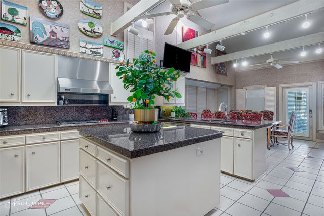 8711 Glenmora Drive, Shreveport, LA 71106