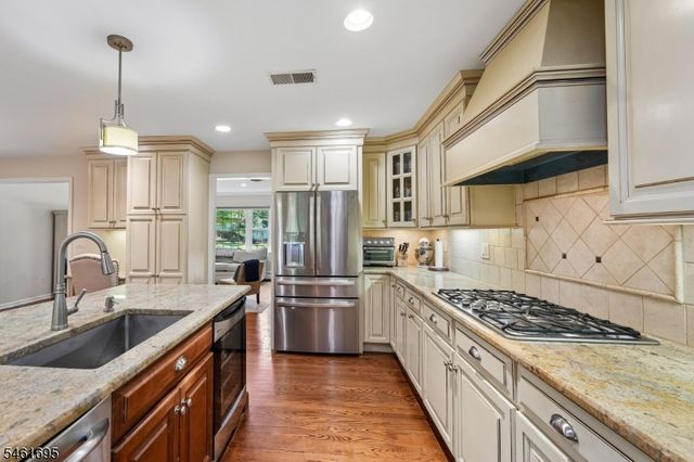 302 Woods End Rd, Westfield Town, NJ 07090
