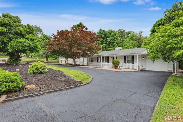 55 Garden Lane, Maryland Heights, MO 63043