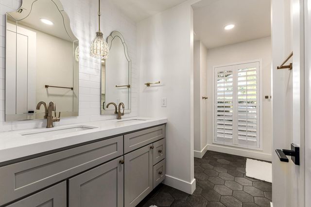 9917 N 52ND Street, Paradise Valley, AZ 85253