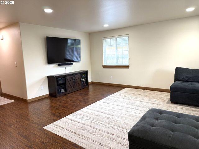 1651 29TH St, Florence, OR 97439