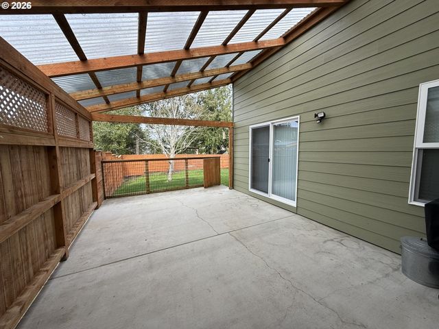 1651 29TH St, Florence, OR 97439