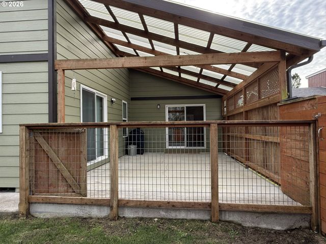 1651 29TH St, Florence, OR 97439