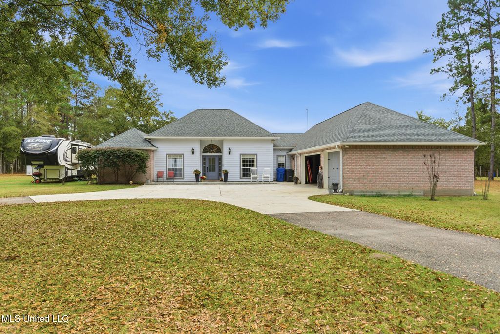 115 Oak Allee Drive, Picayune, MS 39466