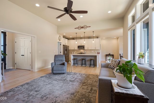 63137 Iner Loop, Bend, OR 97701