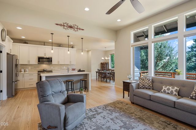 63137 Iner Loop, Bend, OR 97701