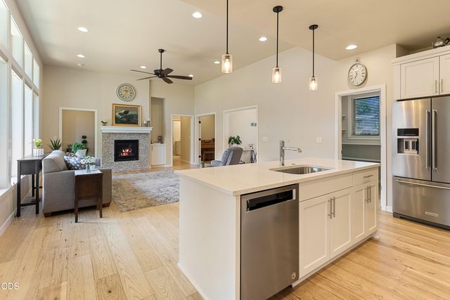 63137 Iner Loop, Bend, OR 97701