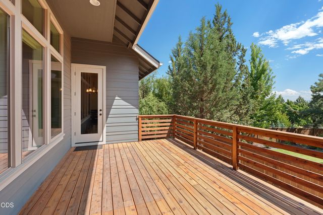 63137 Iner Loop, Bend, OR 97701