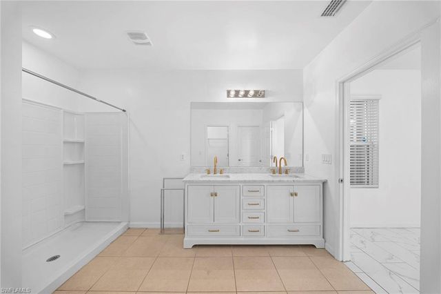 10464 canal brook LN, Lehigh Acres, FL 33936