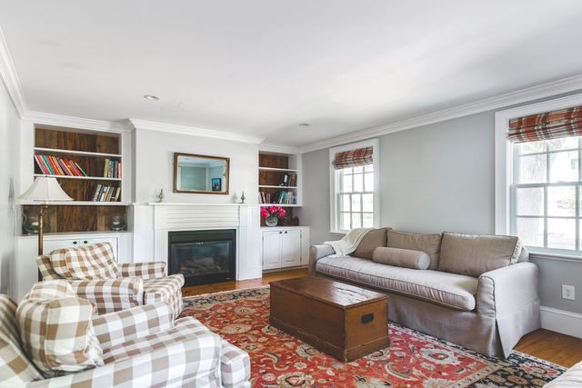24 High St, Ipswich, MA 01938