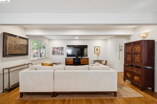 2929 HOLYROOD DRIVE, Oakland, CA 94611