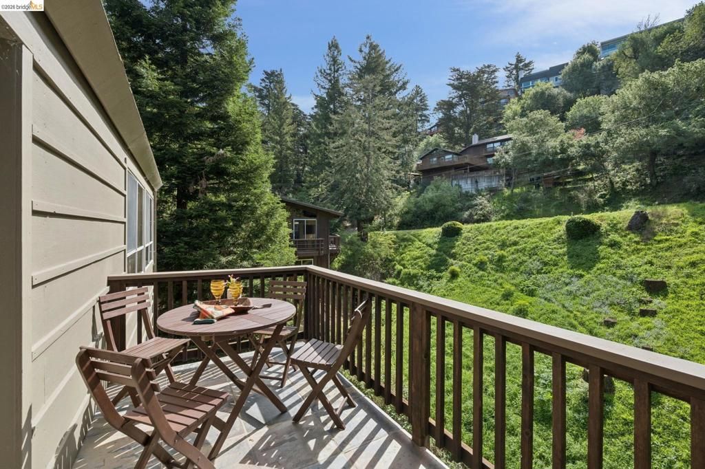 Image 11 of property listing at 2929 HOLYROOD DRIVE, Oakland, CA 94611