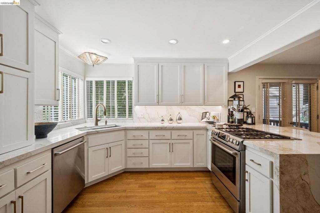 Image 13 of property listing at 2929 HOLYROOD DRIVE, Oakland, CA 94611