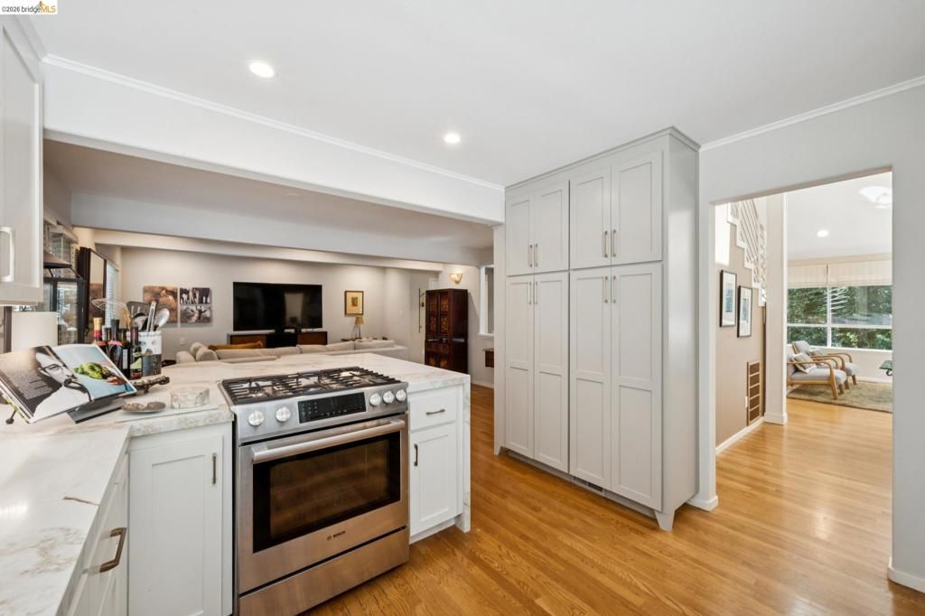 Image 14 of property listing at 2929 HOLYROOD DRIVE, Oakland, CA 94611