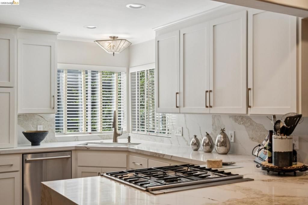 Image 15 of property listing at 2929 HOLYROOD DRIVE, Oakland, CA 94611