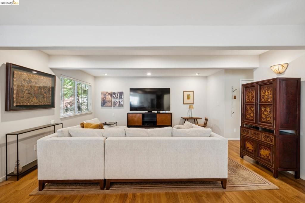 Image 19 of property listing at 2929 HOLYROOD DRIVE, Oakland, CA 94611