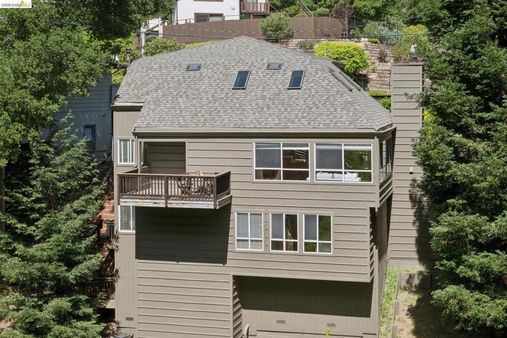 Image 37 of property listing at 2929 HOLYROOD DRIVE, Oakland, CA 94611