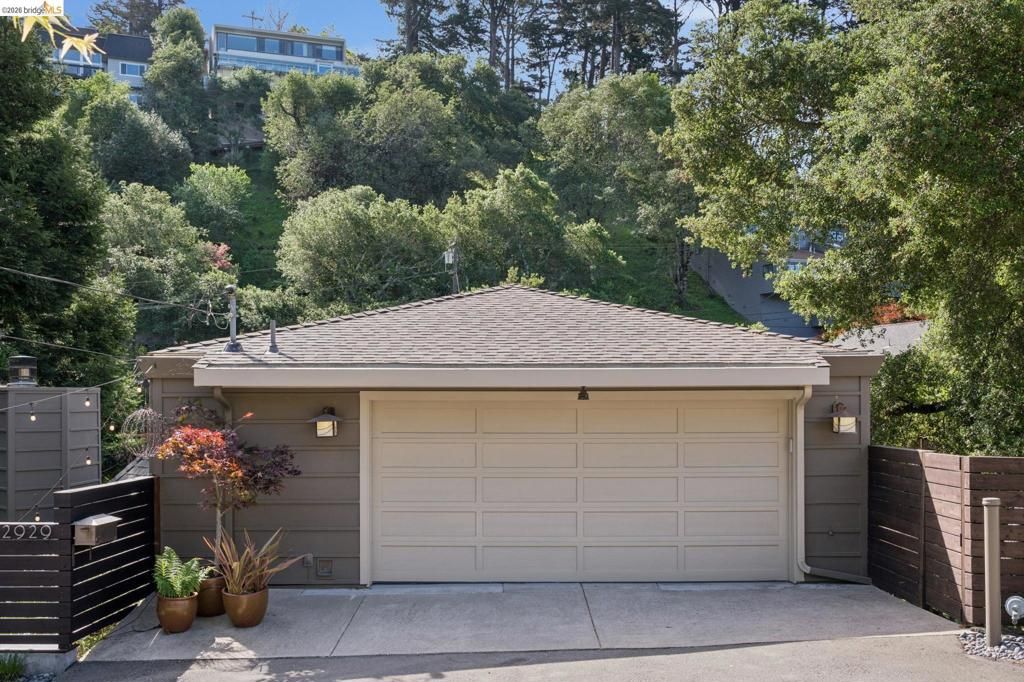 Image 38 of property listing at 2929 HOLYROOD DRIVE, Oakland, CA 94611