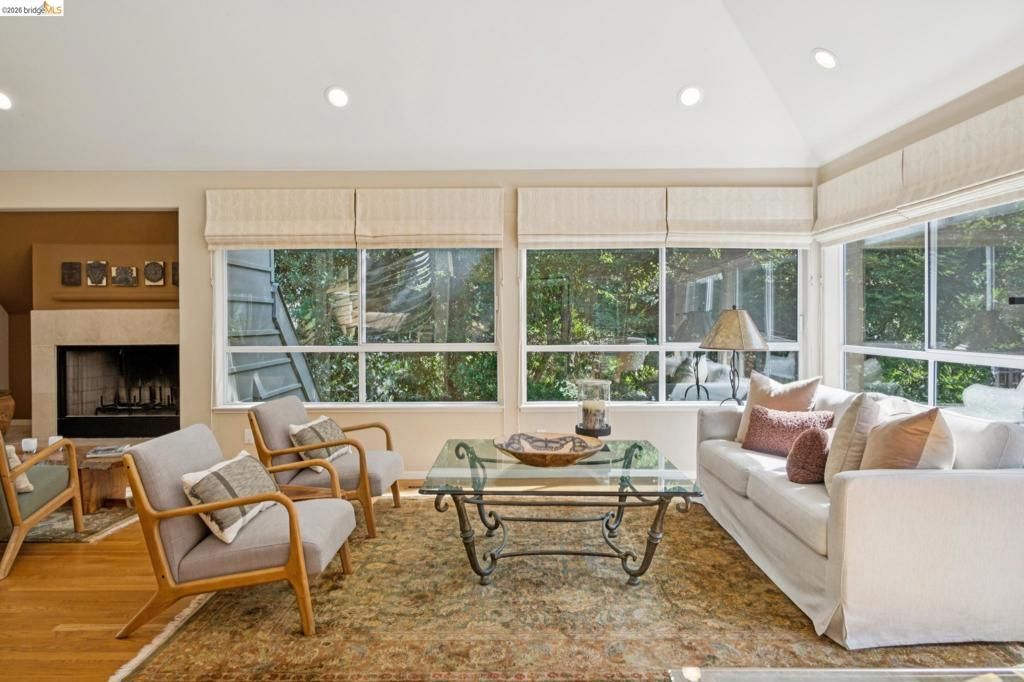 Image 4 of property listing at 2929 HOLYROOD DRIVE, Oakland, CA 94611