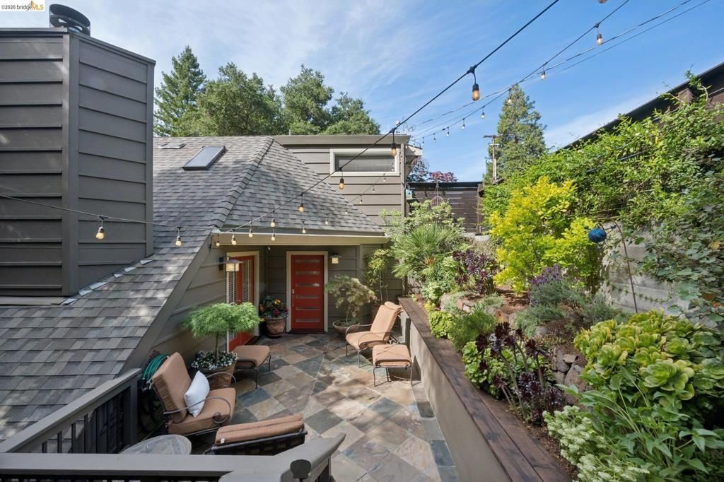 Image 40 of property listing at 2929 HOLYROOD DRIVE, Oakland, CA 94611