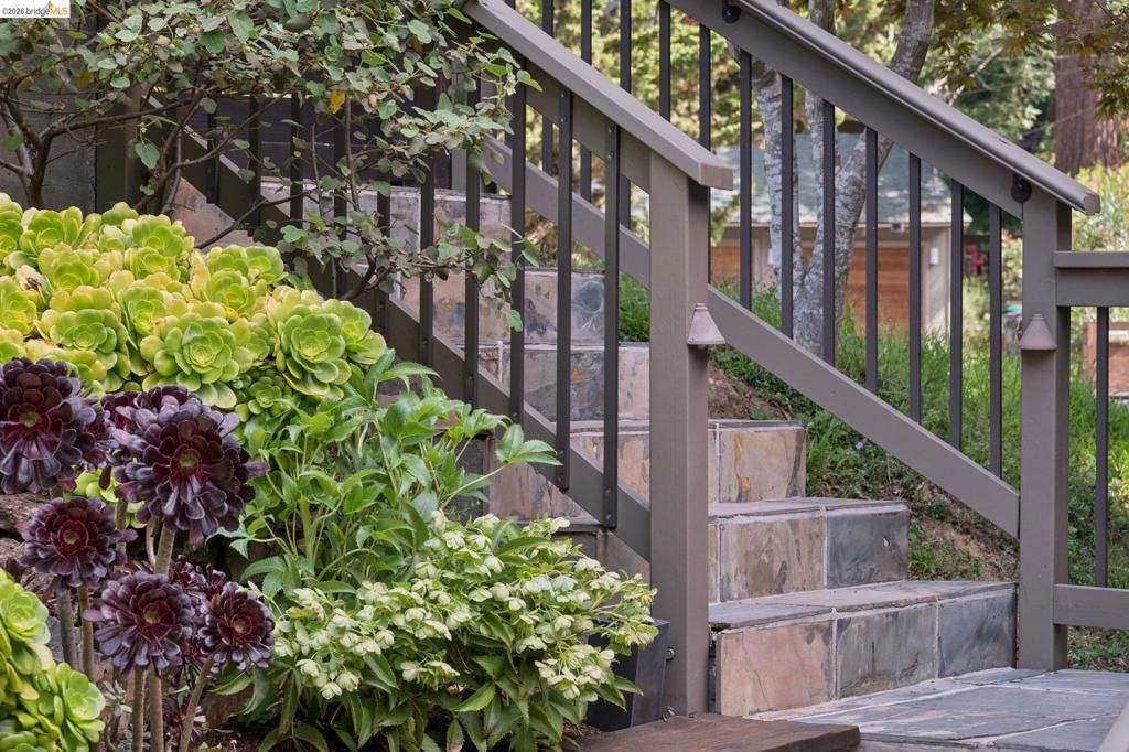 Image 41 of property listing at 2929 HOLYROOD DRIVE, Oakland, CA 94611