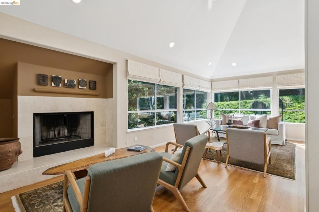 Image 6 of property listing at 2929 HOLYROOD DRIVE, Oakland, CA 94611