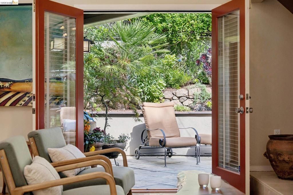 Image 9 of property listing at 2929 HOLYROOD DRIVE, Oakland, CA 94611