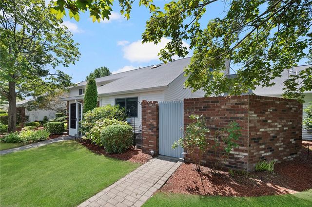 933 Williamsburg Circle, Warwick, RI 02886