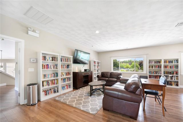933 Williamsburg Circle, Warwick, RI 02886