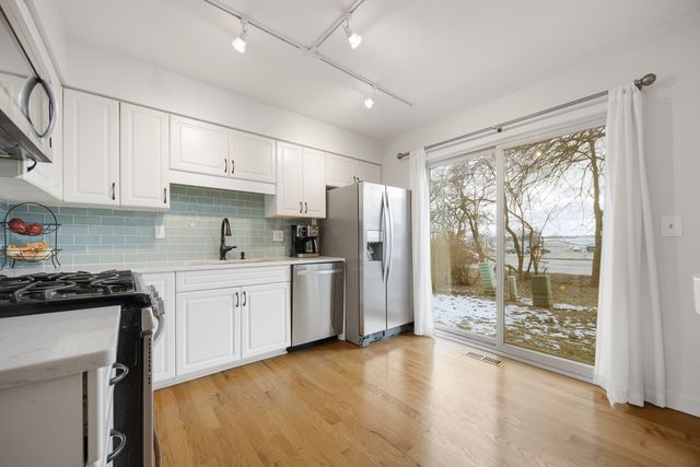 142 Aberdeen Court, Geneva, IL 60134