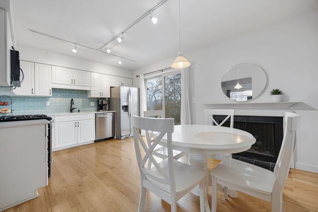 142 Aberdeen Court, Geneva, IL 60134