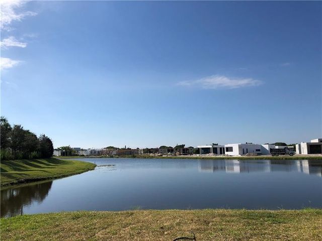 150 Riviera Circle, Weston, FL 33326