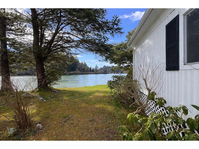 955 Ne MILL St A7, Waldport, OR 97394