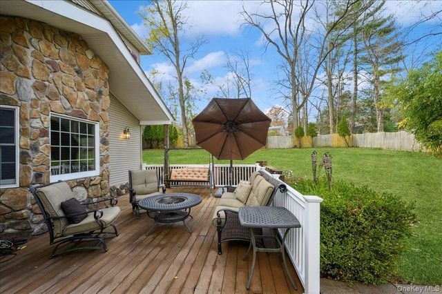 25 Foxwood Road, West Nyack, NY 10994