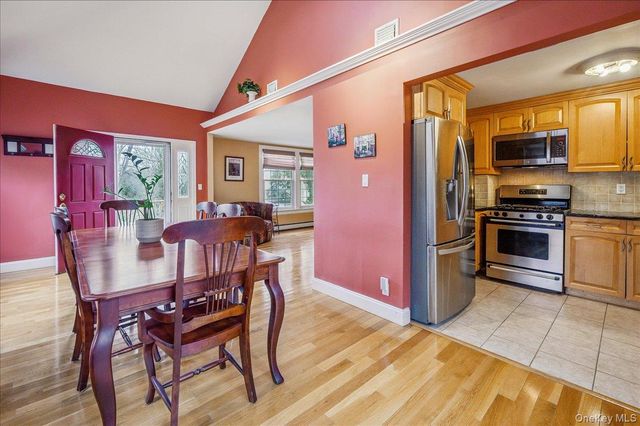 25 Foxwood Road, West Nyack, NY 10994