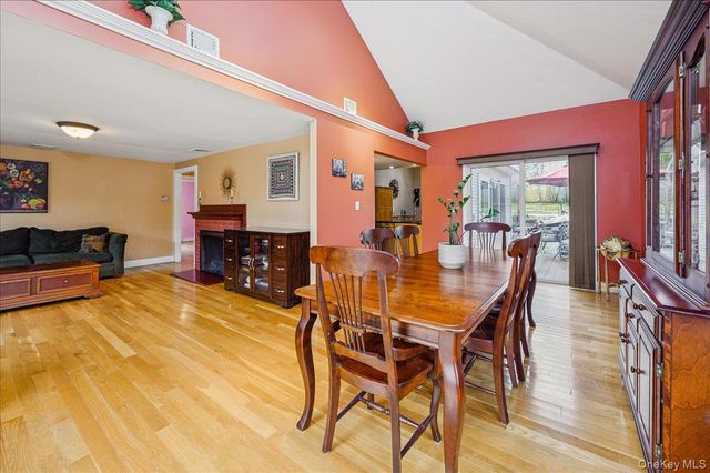 25 Foxwood Road, West Nyack, NY 10994