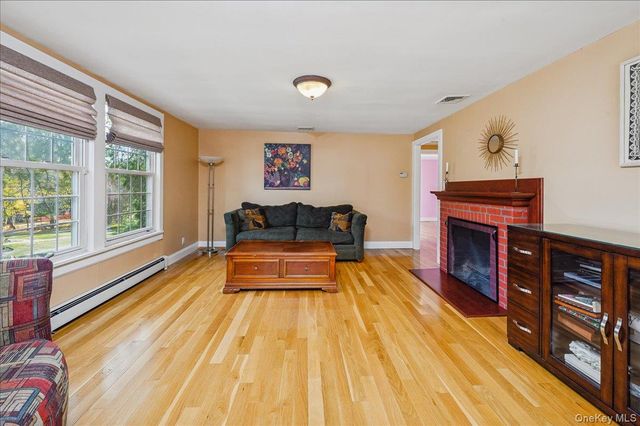 25 Foxwood Road, West Nyack, NY 10994