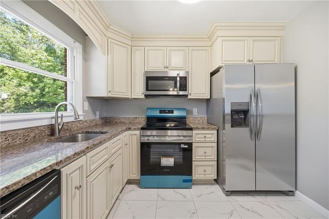 1027 Barry CT, Hampton, VA 23666