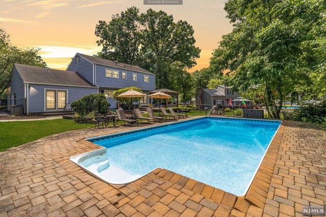 21 Cedar Lane, Roseland, NJ 07068