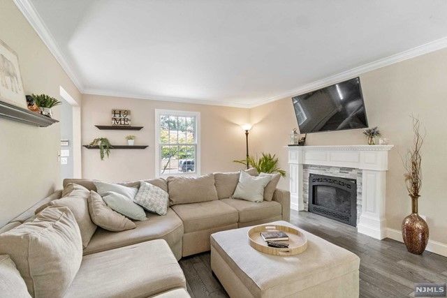 21 Cedar Lane, Roseland, NJ 07068