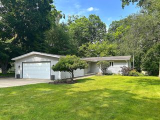 831 Sauganash DRIVE, Fontana, WI 53125