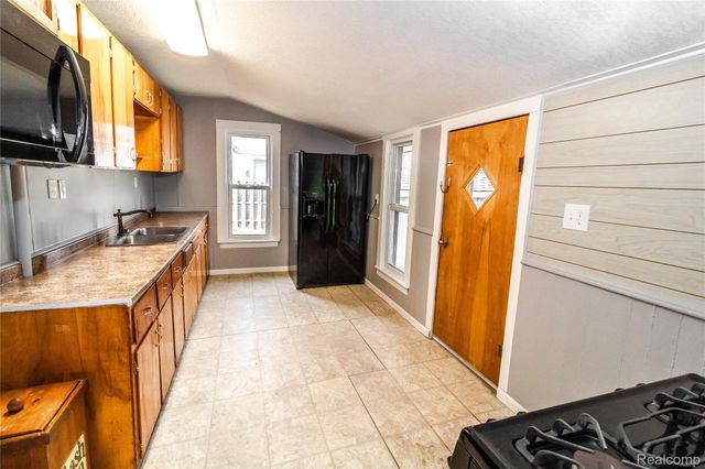 6 Law Street, Lapeer, MI 48446